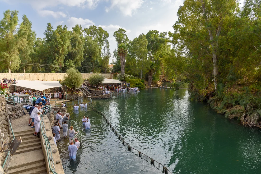 El río Jordán en el sitio de bautismos de Yardenit
